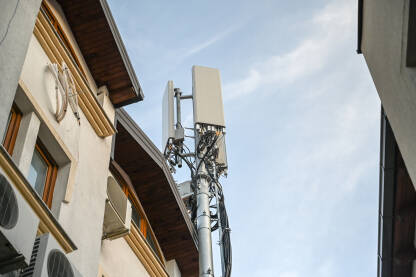 GSM antena na krovu kuće. Telekomunikacione antene na zgradi. GSM antena na krovu kuće. Telekomunikacione antene na zgradi. GSM antene mogu uzrokovati probleme sa zdravljem.