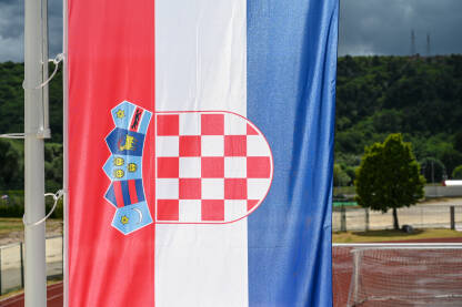 Zastava Republike Hrvatske na stupu. Hrvatska nacionalna zastava se vijori se vjetru. Zastava Republike Hrvatske na stupu.