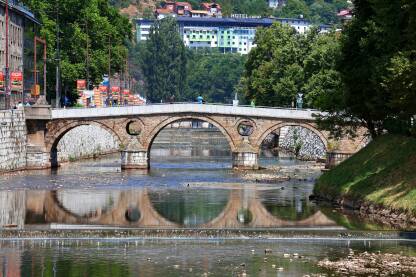 Odraz Latinske ćuprije u rijeci Miljacki.