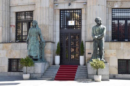 Zgrada Predsjednika RS Statue ispred zgrade predsjednika Republike Srpske i ulaz