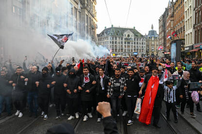 Navijači turskog Bešiktaša na ulici. Grupa navijača na ulici. Navijači turskog Bešiktaša na ulici. Beşiktaş J.K.