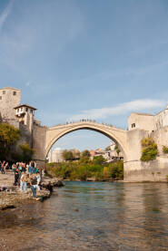 Mostarska Stari Most u Mostaru, pogled sa platoa pored Neretve