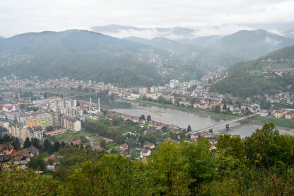 Goražde, Bosna i Hercegovina, snimak dronom. Goražde, Bosna i Hercegovina, snimak dronom iz zraka. Rijeka Drina i grad Goražde