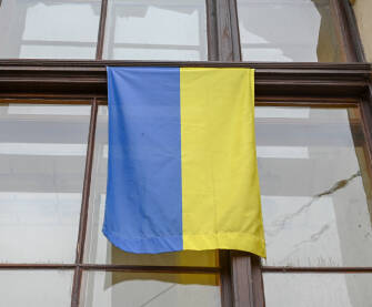 Zastava Ukrajine Ukrajinska zastava na prozoru.