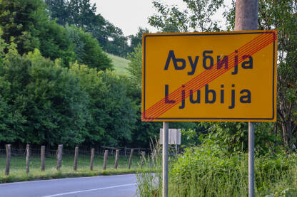 Ljubija Saobraćajni znak sa natpisom Ljubija. Republika Srpska, Bosna i Hercegovina.