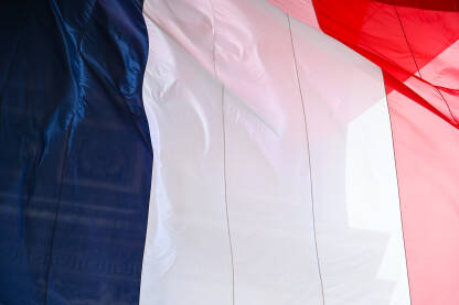 Zastava Francuske se vijori. Zastava Francuske se vijori na vjetru. Francuska zastava na Trijumfalnoj kapiji u Parizu. Nacionalna zastava Francuske.
