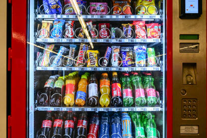 Samouslužni aparat za piće i grickalice. Automat. Samouslužni aparat za piće i grickalice. Automat za hladne napitke i grickalice na javnom mjestu.
