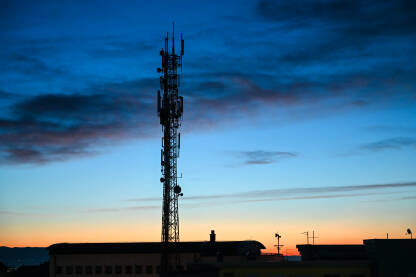 Zalazak sunca. GSM i radio antena Zalazak sunca. GSM i radio antena na zgradi.