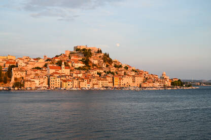 Šibenik, Dalmacija, Hrvatska Šibenik, Dalmacija, Hrvatska. Stari grad, tvrđava, zgrade i katedrala.