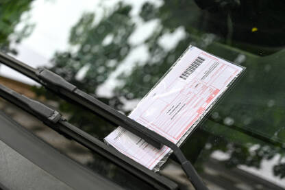 Kazna za nepropisno parkiranje na autu. Novčana kazna za prekršaj.