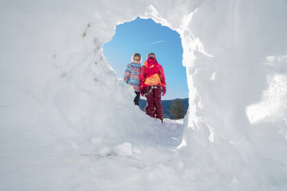 Djeca uživaju na snijegu, snježne radosti