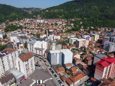 Zvornik, Bosna i Hercegovina. Zvornik, Bosna i Hercegovina, snimak dronom. Grad Zvornik i rijeka Drina.