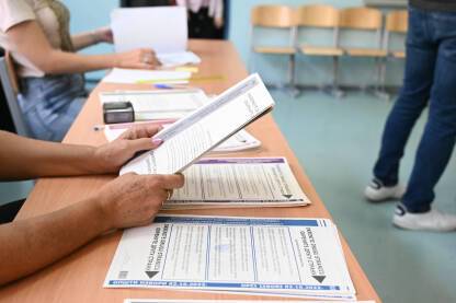 Glasački listići. Birači na dan izbora. Građani glasaju. Predsjednički i parlamentarni izbori. Demokracija.