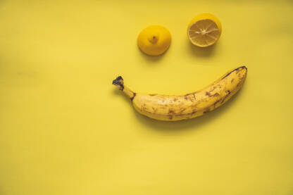 Banana i limun u obliku osmjeha Banana i limun na žutoj pozadini u obliku osmjeha