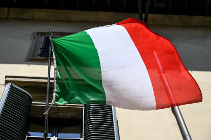 Italijanska zastava na zgradi. Italijanska zastava na zgradi. Zelena, bijela i crvena boja talijanske zastave.