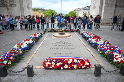 Pariz, Francuska: Vječna vatra. Grobnica Neznanog vojnika. Pariz, Francuska: Vječna vatra. Grobnica Neznanog vojnika ispod Slavoluka pobjede. Arc de triomphe.