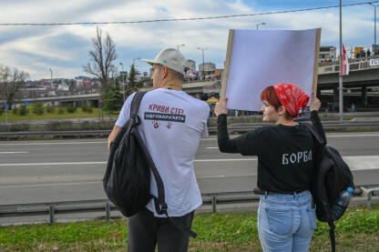 Studenti blokiraju ulicu u Beogradu, Autokomanda 27.01.2025. Djevojka u majici sa natpisom BORBA i mladić u majici KRIVI STE, ODGOVARAĆETE.
