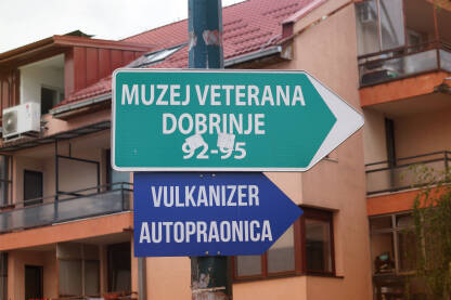 Muzej veterana Dobrinje, Sarajevo Znak za muzej veterana Dobrinje na stubu.