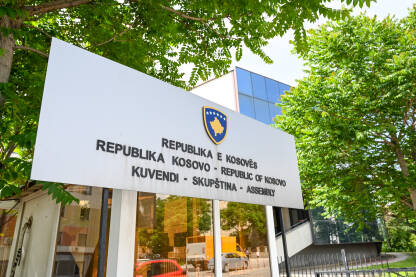 Priština, Kosovo: Skupština Kosova. Priština, Kosovo: Skupština Kosova. Tabla sa natpisom: Republika Kosovo. Grb Kosova.