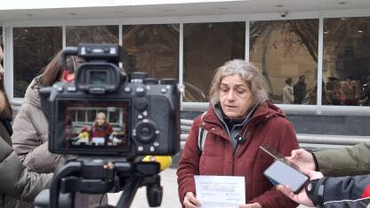 Snežana Jagodić Vujić, predsjednica Ekološkog udruženja "Eko put" iz Bijeljine daje izjavu medijima ispred zgrade Narodne skupštine u Banjoj Luci