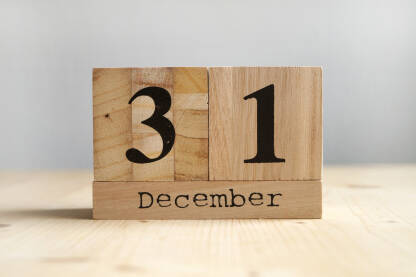 31. Decembar, kraj godine Kalendar na stolu sa drvenim kockicama okrenutim na datum 31 Decembar.