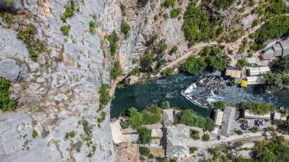 Izvor rijeke Bune i tekija u Blagaju Izvor rijeke Bune i tekija u Blagaju, Bosna i Hercegovina. Litice i izvor rijeke, snimak dronom.