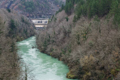 Rijeka Neretva u Jablanici, na toku iz hidroelektrane Jablanica