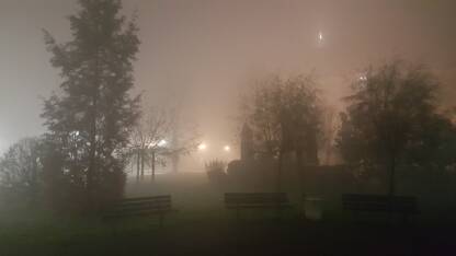 Park u magli Banja Luka, Gospodska ulica, centar grada u magli. Smanjena vidljivost, smog, zagađenje zraka.