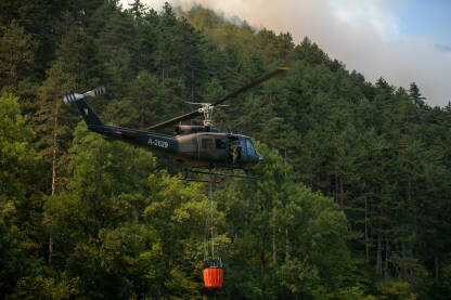 Helikopter Oružanih snaga BiH Helikopteri OS BiH u akciji gašenja šumskog požara.
