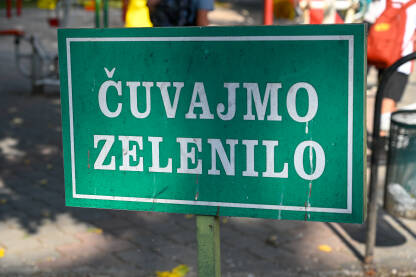 Znak: Čuvajmo zelenilo. Znak: Čuvajmo zelenilo. Znak u parku.