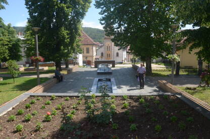 Park Mrkonjić Grad Parkić ukrašen mini fontanama u Mrkonjić Gradu...
