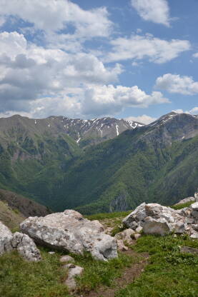 DSC_1141.JPG Bosna i Hercegovina, Lukomir. Planine, nebo, zelenilo, kamenje.