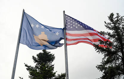 Zastave Kosova i Sjedinjenih Američkih država. Zastave Kosova i Sjedinjenih Američkih država.
