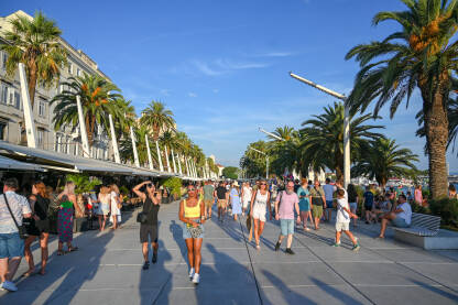 Split, Hrvatska Split, Hrvatska. Grupa turista šeta rivom. Turističko središte Dalmacije.