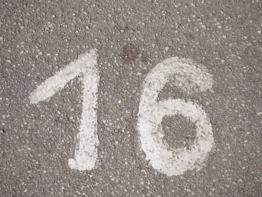 Broj 16 na asfaltu