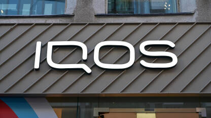 IQOS logo na prodavnici IQOS logo na prodavnici. Elektronska cigareta i grijani duhan.
