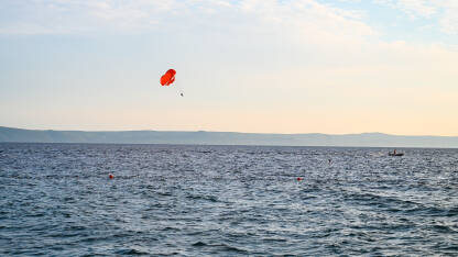 Parasailing Padobran i čamac na moru tokom ljeta. Turist se zabavlja s padobranom na nebu. Ekstremni sport i avantura. Parasailing.