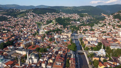 Sarajevo, Bosna i Hercegovina, panoramski snimak dronom Sarajevo, Bosna i Hercegovina: Snimak dronom starog grada. Zgrade, ulice, kuće i mostovi preko rijeke Miljacke.