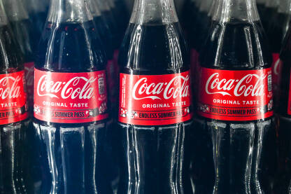 Boce Coca-Cole u frižideru. Boce Coca-Cole u frižideru. Hladni osvježavajući napitci.