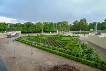 Pariz, Francuska: Vrt Tuileries. Zeleni park u Parizu.