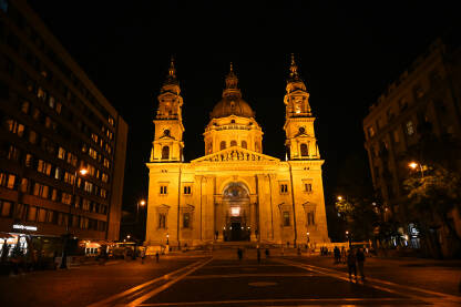 Budimpešta, Mađarska: Bazilika sv. Stjepana (Szent István) u gradu noću. Rimokatolička crkva.