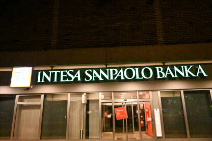 Intesa Sanpaolo banka Logo Intesa Sanpaolo banke noću.