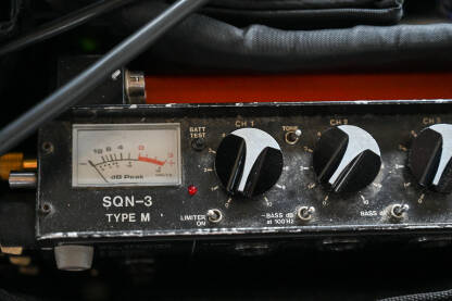 Profesionalna audio oprema. Snimač zvuka. Profesionalna audio oprema. Prenosni mikser za mikrofone. Stari uređaj za snimanje zvuka.