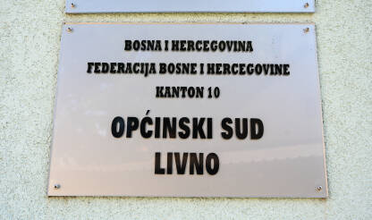 Općinski sud, Livno. Tabla sa natpisom: BiH, Općinski sud, Livno.