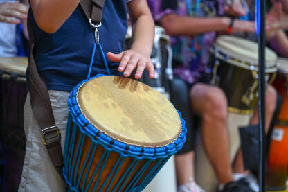 Mladi muzičar svira bubnjeve na muzičkom festivalu. Djembe Afrički bubanj. Bubnjar na koncertu.