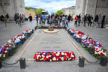 Pariz, Francuska: Grobnica nepoznatog vojnika ispod Trijumfalne kapije. Popularna turistička destinacija i historijsko mjesto.