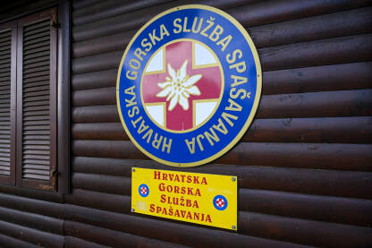 Gorska služba spašavanja, Hrvatska. Gorska služba spašavanja, Hrvatska. Tabla sa natpisom GSS Hrvatske.