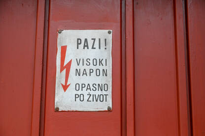 Znak upozorenja od električnog udara. Znak upozorenja na visoki napon. Natpis: Oprez! Visoki napon, opasno po život.