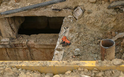 Radovi na putu, popravljanje kvara na cijevima. Rad na gradilištu.