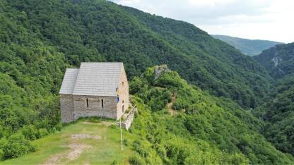Bobovac, Kraljeva Sutjeska Bobovac je najznačajniji i najbolje utvrđeni grad u srednjovjekovnoj Bosni podignut na strmoj, stubastoj stijeni južnih padina planinskoga masiva Dragovskih i Mijakovskih poljica iznad ušća Mijakovske